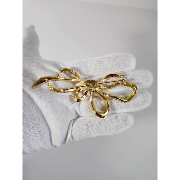 Vintage TRIFARI Gold-Tone Bow-Shaped Brooch Pin With Textured Detailing & Secure - Picture 3 of 7